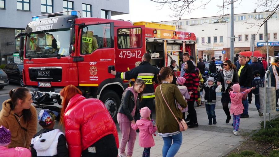Dzieci i ich opiekunowie radośnie powitali wiosnę
