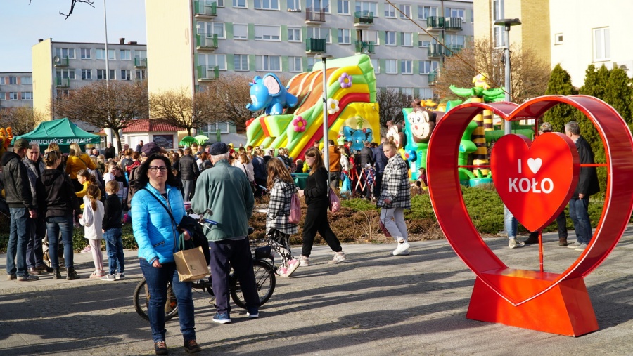 Dzieci i ich opiekunowie radośnie powitali wiosnę