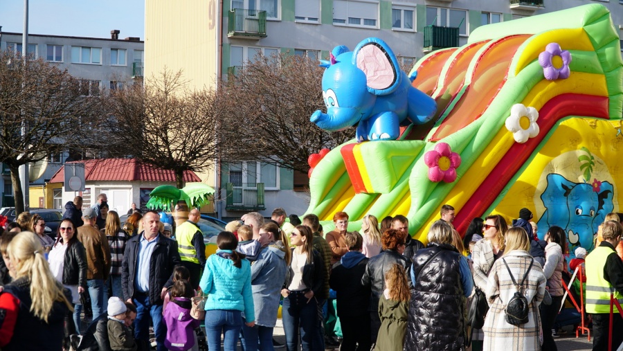 Dzieci i ich opiekunowie radośnie powitali wiosnę