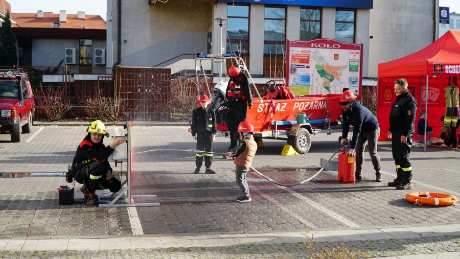 Dzieci i ich opiekunowie radośnie powitali wiosnę