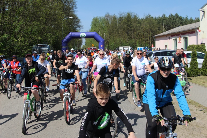 Rekordowa liczba rowerzystów wyruszyła na rajd. Na mecie majówka z eksplozją kolorów