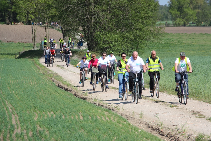 Rekordowa liczba rowerzystów wyruszyła na rajd. Na mecie majówka z eksplozją kolorów