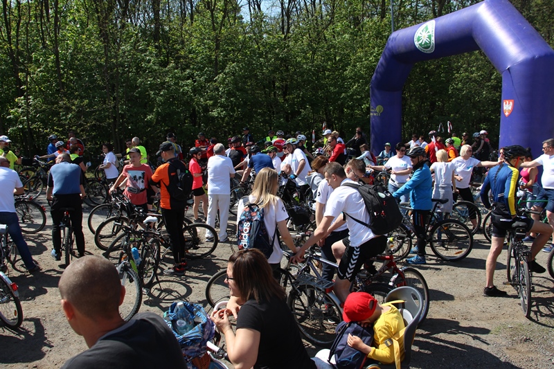 Rekordowa liczba rowerzystów wyruszyła na rajd. Na mecie majówka z eksplozją kolorów