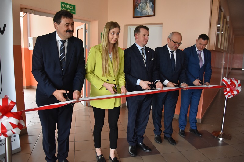 Pierwsi w kraju zakończyli taką inwestycję z Polskiego Ładu. Na szkołach gminy zamontowali fotowoltaikę