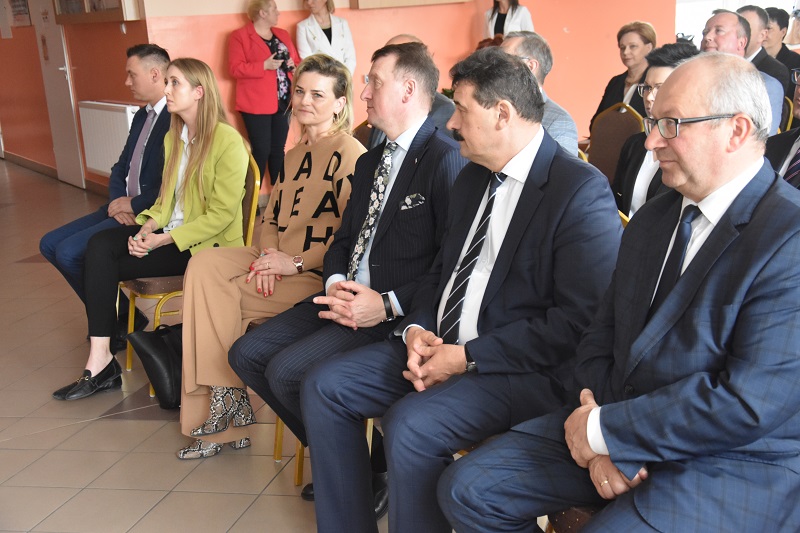 Pierwsi w kraju zakończyli taką inwestycję z Polskiego Ładu. Na szkołach gminy zamontowali fotowoltaikę