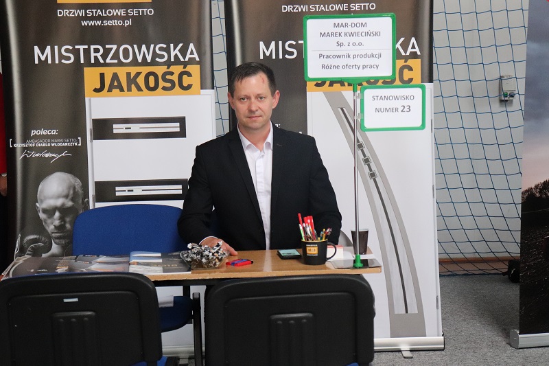 Na Targach Pracy nie stał w kolejce. Wsiadł w auto i od razu pojechał do firmy