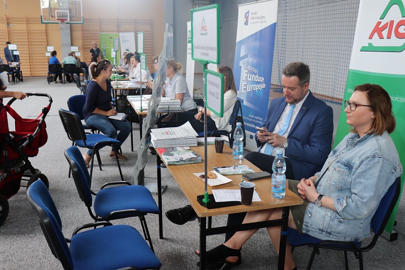 Na Targach Pracy nie stał w kolejce. Wsiadł w auto i od razu pojechał do firmy