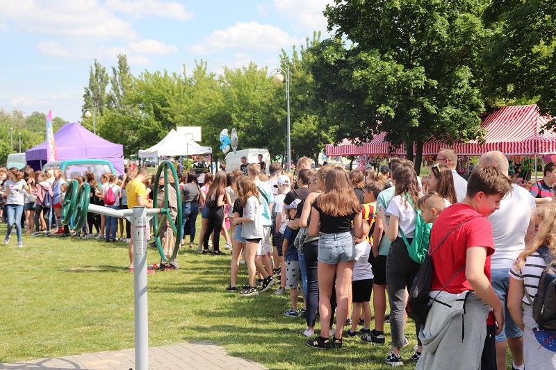 Konin stał się bardzo kolorowy. Mieszkańcy obsypują się proszkiem