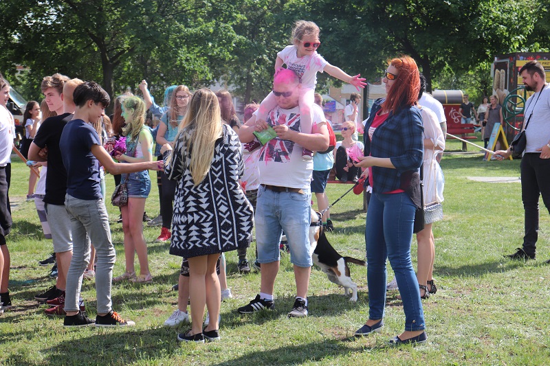 Konin stał się bardzo kolorowy. Mieszkańcy obsypują się proszkiem