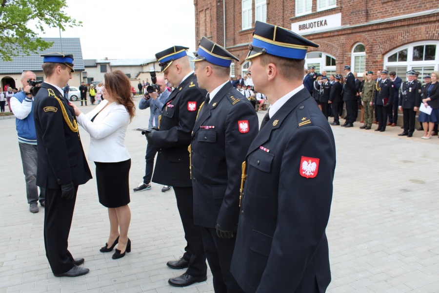Powiatowe obchody Dnia Strażaka. Przecięcie wstęgi i awanse zawodowe