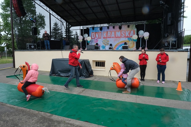 Chociaż pogoda w kratkę. Ona lubi pomarańcze na Dniach Kramska