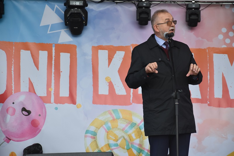 Chociaż pogoda w kratkę. Ona lubi pomarańcze na Dniach Kramska