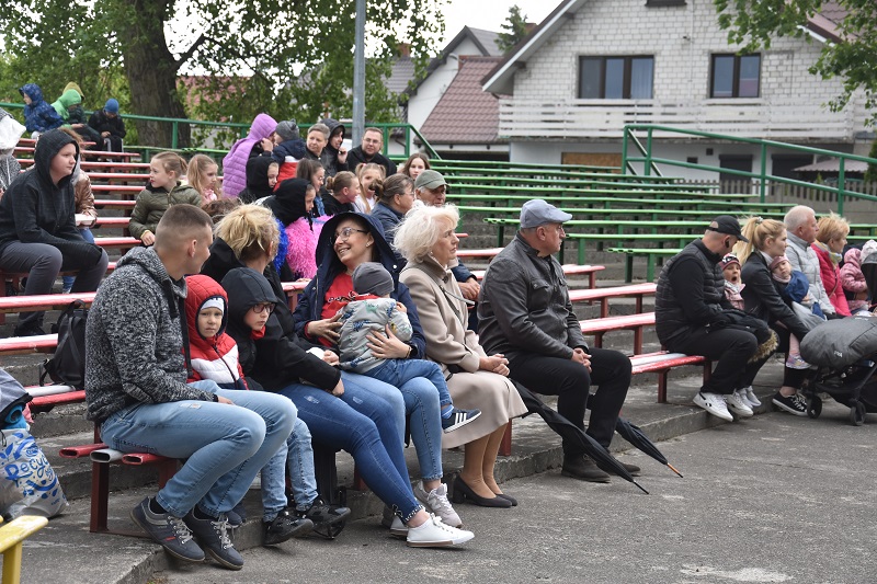 Chociaż pogoda w kratkę. Ona lubi pomarańcze na Dniach Kramska