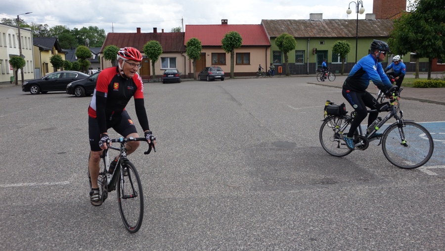 Rozpoczęli sezon rajdów rowerowych. Jechali nowymi ścieżkami i drogami z metą w Dąbroszynie
