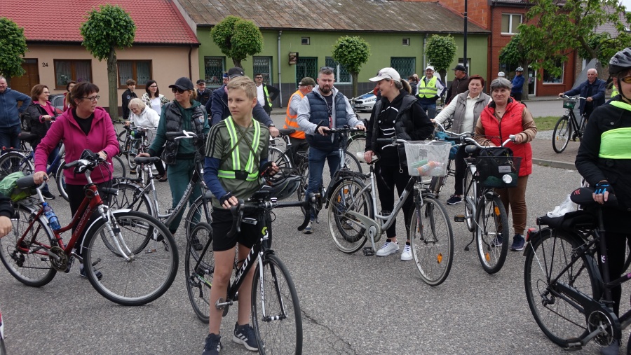 Rozpoczęli sezon rajdów rowerowych. Jechali nowymi ścieżkami i drogami z metą w Dąbroszynie