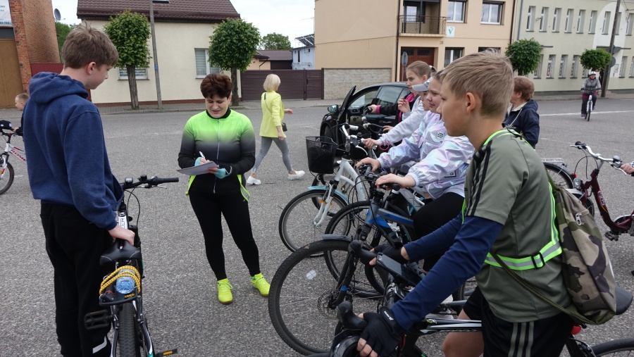 Rozpoczęli sezon rajdów rowerowych. Jechali nowymi ścieżkami i drogami z metą w Dąbroszynie