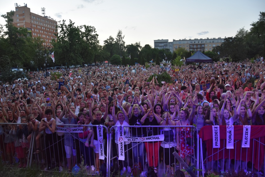 Tłumy zaśpiewały z Michałem Szpakiem jego największe przeboje. Koncert na dobry początek festiwalu