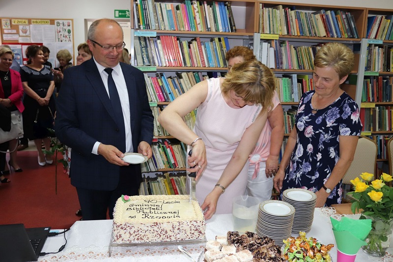 Biblioteka skończyła 70 lat. Były wspomnienia i tort