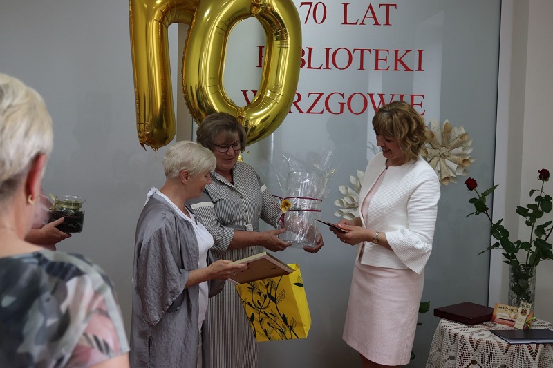 Biblioteka skończyła 70 lat. Były wspomnienia i tort