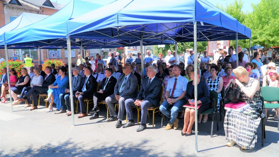 Odrestaurowany ratusz oddany do użytku. Burmistrz w sali ślubów zagrał na pianinie