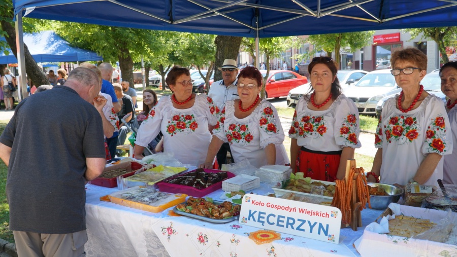 Odrestaurowany ratusz oddany do użytku. Burmistrz w sali ślubów zagrał na pianinie