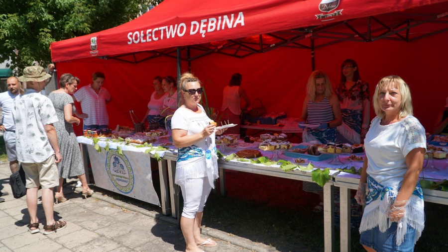 Odrestaurowany ratusz oddany do użytku. Burmistrz w sali ślubów zagrał na pianinie