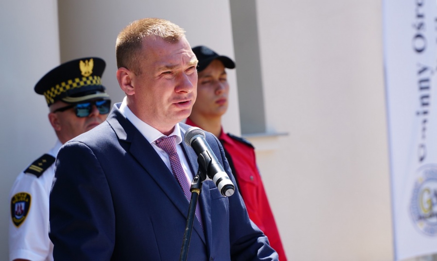 Odrestaurowany ratusz oddany do użytku. Burmistrz w sali ślubów zagrał na pianinie