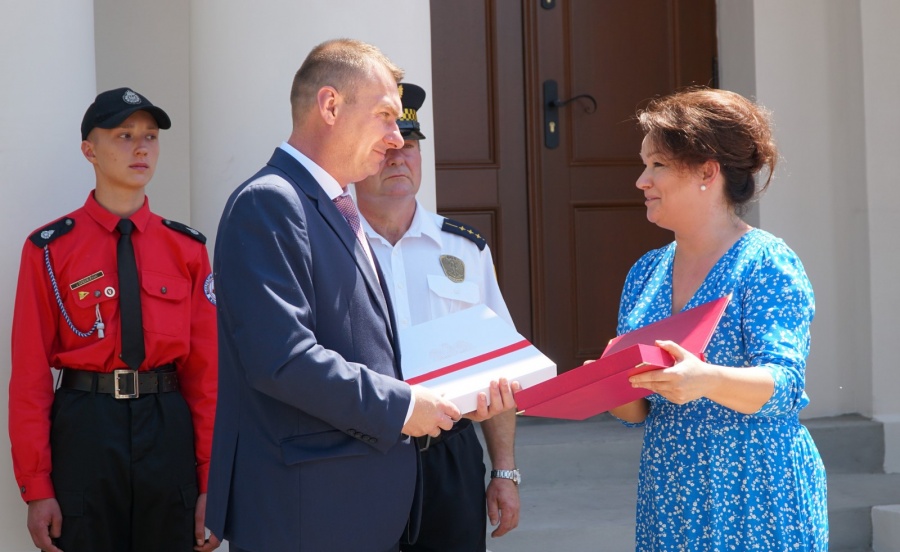 Odrestaurowany ratusz oddany do użytku. Burmistrz w sali ślubów zagrał na pianinie