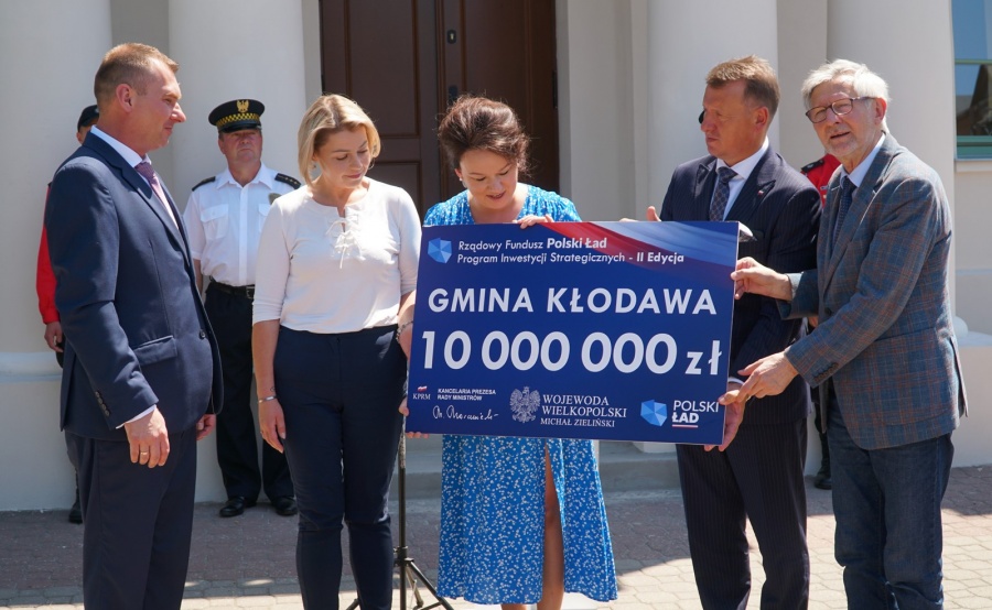 Odrestaurowany ratusz oddany do użytku. Burmistrz w sali ślubów zagrał na pianinie