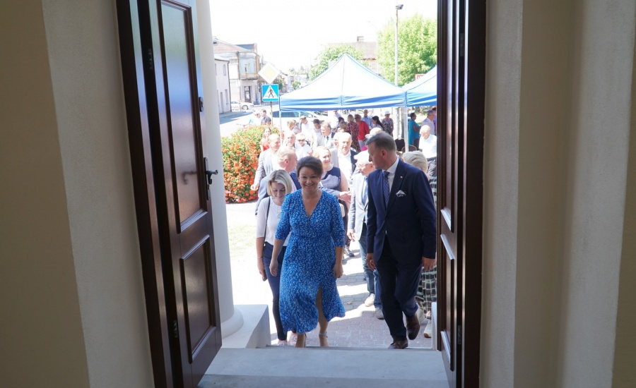 Odrestaurowany ratusz oddany do użytku. Burmistrz w sali ślubów zagrał na pianinie