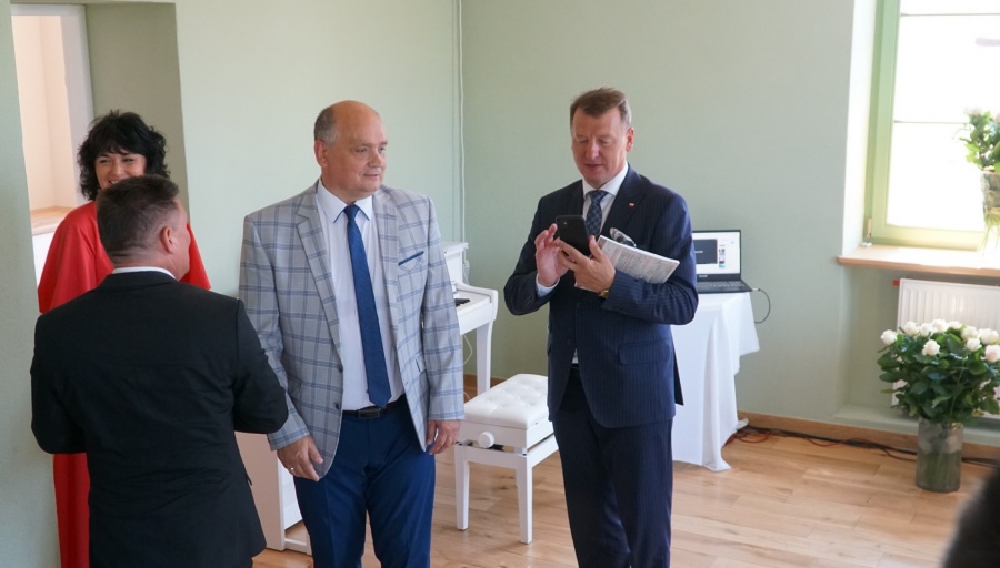 Odrestaurowany ratusz oddany do użytku. Burmistrz w sali ślubów zagrał na pianinie