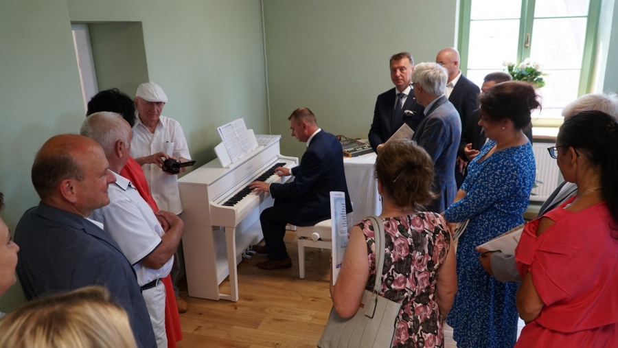 Odrestaurowany ratusz oddany do użytku. Burmistrz w sali ślubów zagrał na pianinie