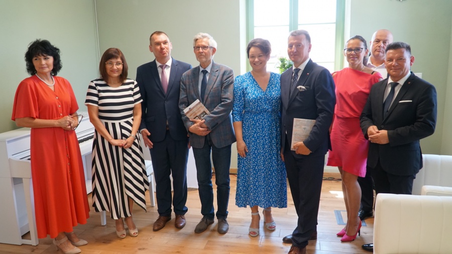 Odrestaurowany ratusz oddany do użytku. Burmistrz w sali ślubów zagrał na pianinie