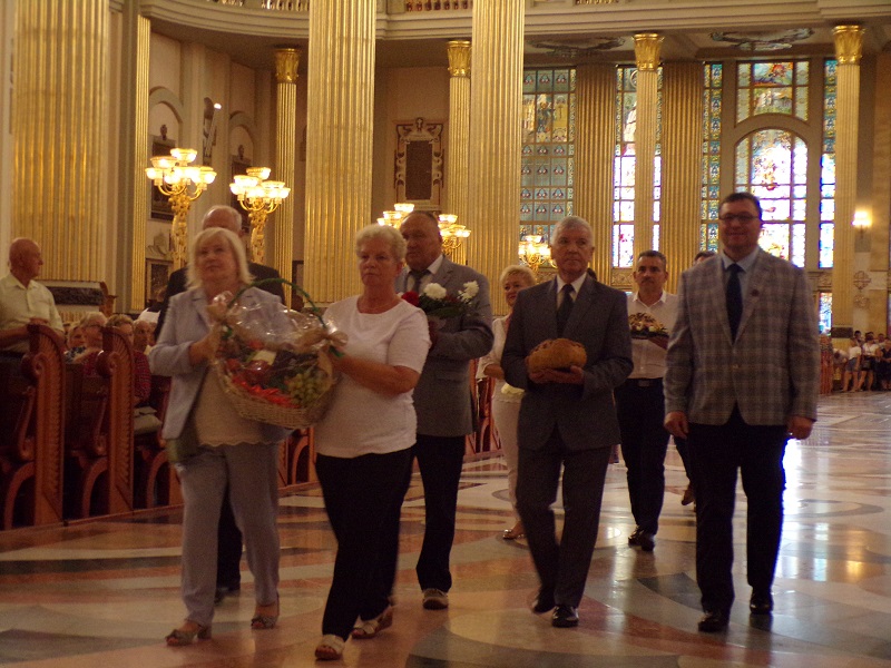 Ogólnopolska Pielgrzymka Sołtysów i Środowisk Wiejskich solidarna z Ukrainą. Amelka Anisowicz zaśpiewała „Krainę Lodu” w bazylice