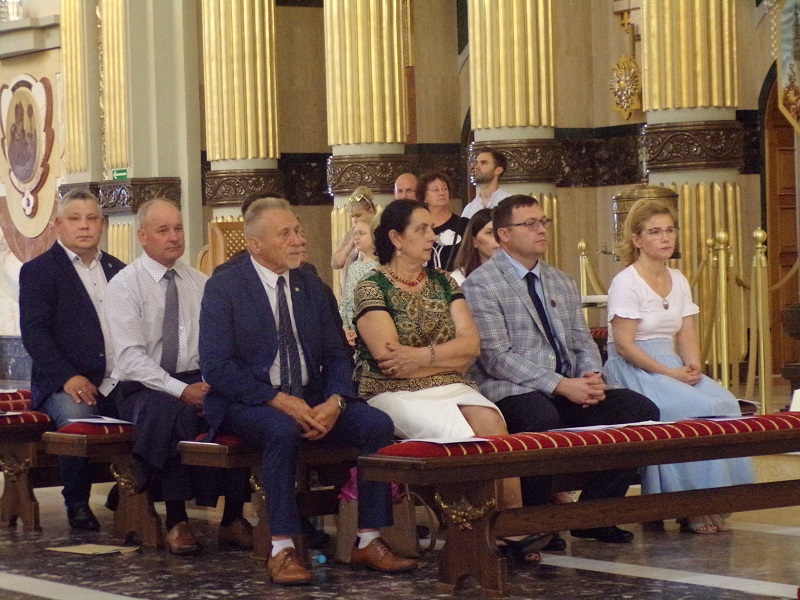 Ogólnopolska Pielgrzymka Sołtysów i Środowisk Wiejskich solidarna z Ukrainą. Amelka Anisowicz zaśpiewała „Krainę Lodu” w bazylice