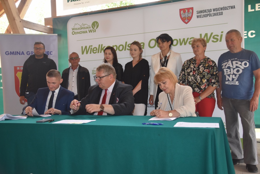 Siedem gmin, jedenaście projektów. Wójtowie i burmistrzowie podpisali umowy