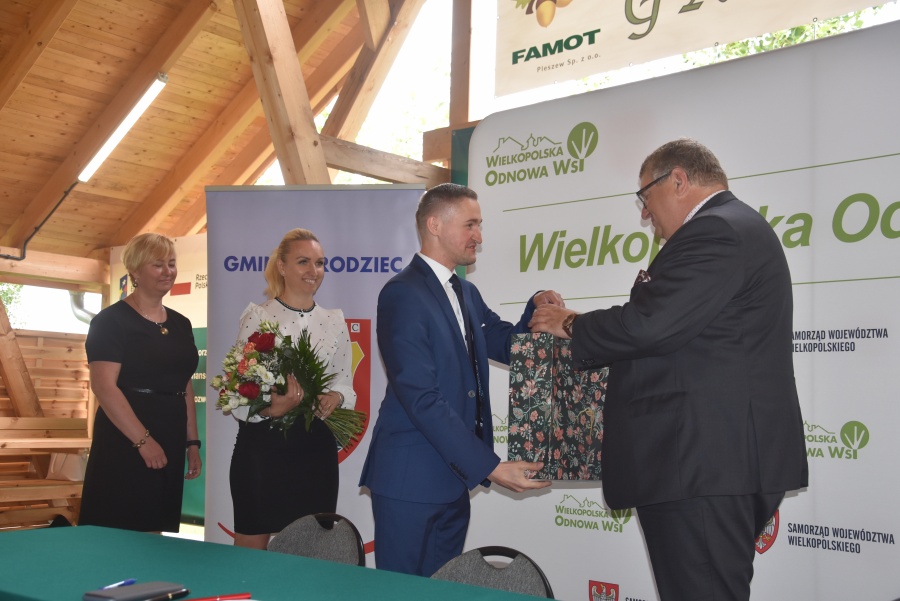 Siedem gmin, jedenaście projektów. Wójtowie i burmistrzowie podpisali umowy