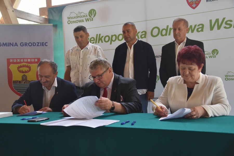 Siedem gmin, jedenaście projektów. Wójtowie i burmistrzowie podpisali umowy