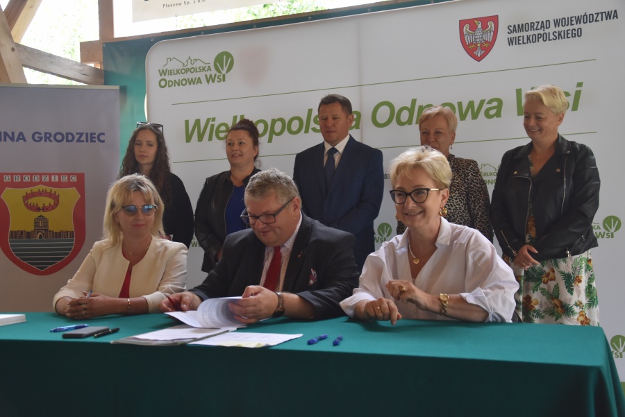 Siedem gmin, jedenaście projektów. Wójtowie i burmistrzowie podpisali umowy