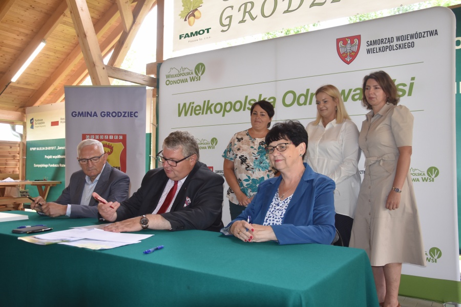 Siedem gmin, jedenaście projektów. Wójtowie i burmistrzowie podpisali umowy