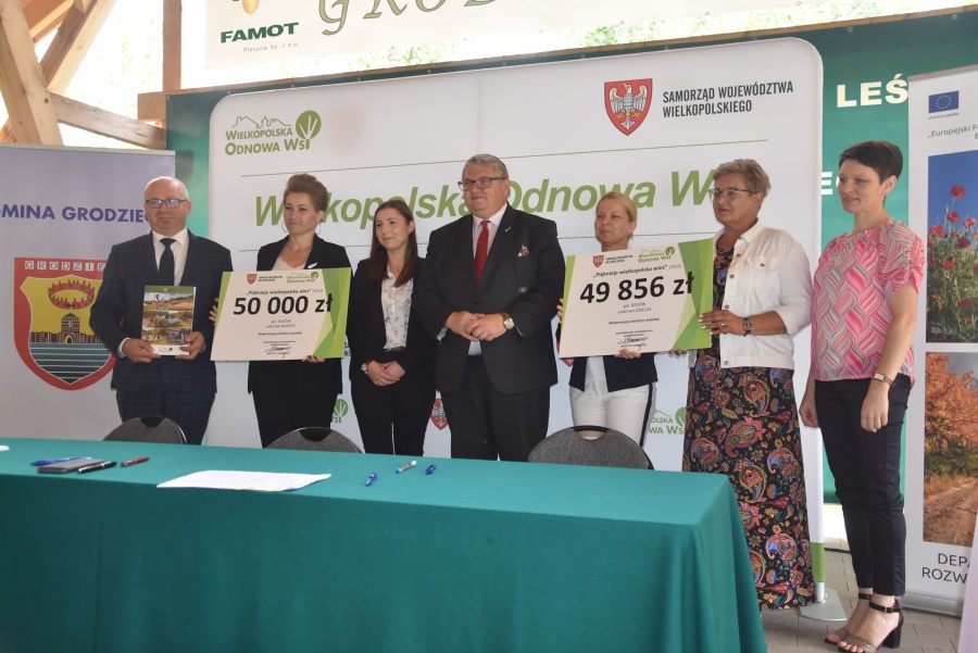 Siedem gmin, jedenaście projektów. Wójtowie i burmistrzowie podpisali umowy