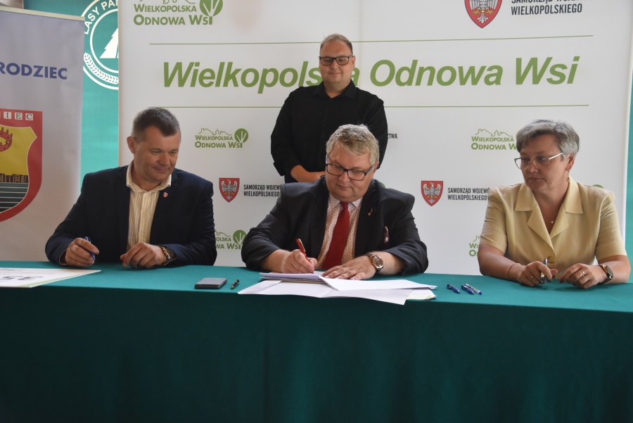 Siedem gmin, jedenaście projektów. Wójtowie i burmistrzowie podpisali umowy