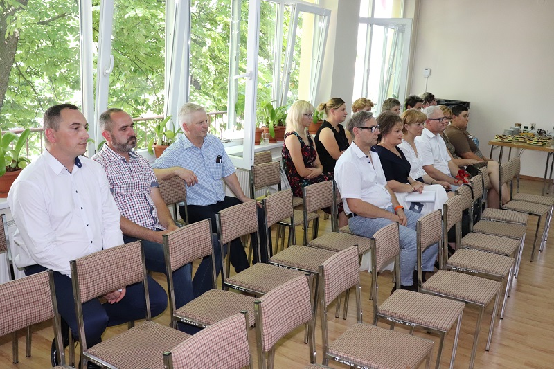 Radni nie mieli żadnych wątpliwości. Wójt z wotum, absolutorium i kwiatami