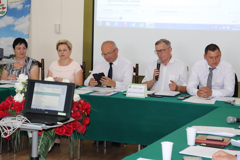 Radni nie mieli żadnych wątpliwości. Wójt z wotum, absolutorium i kwiatami