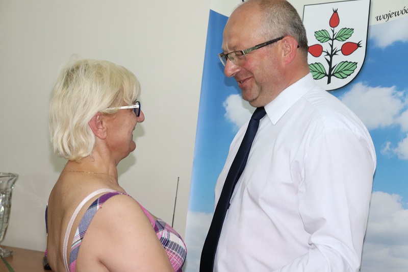 Radni nie mieli żadnych wątpliwości. Wójt z wotum, absolutorium i kwiatami