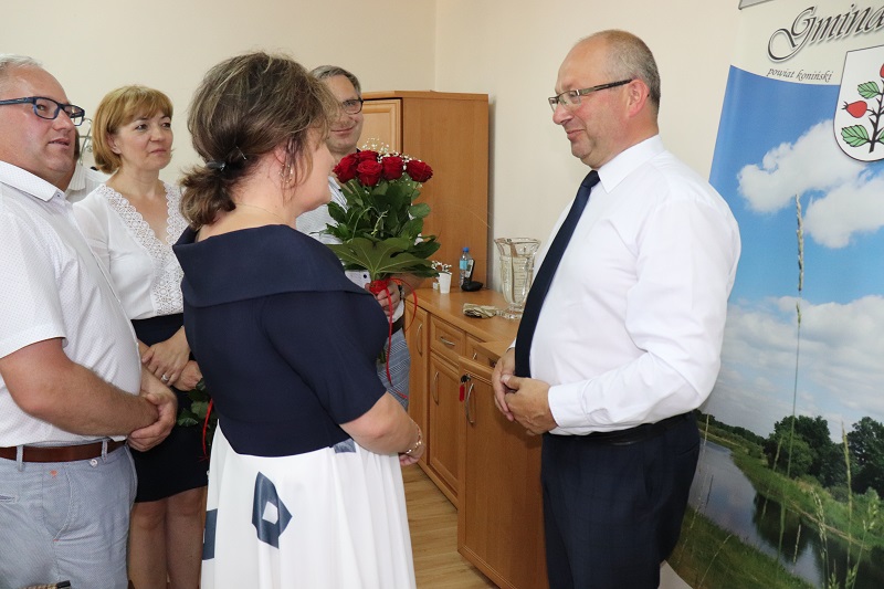 Radni nie mieli żadnych wątpliwości. Wójt z wotum, absolutorium i kwiatami