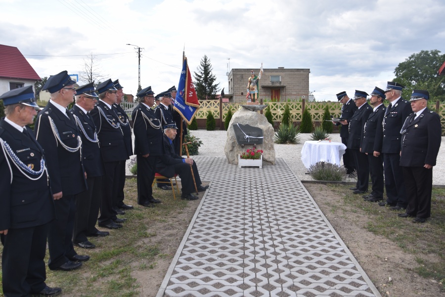 Druhowie ufundowali pomnik swojego patrona. Święty Florian stanął na placu obok remizy