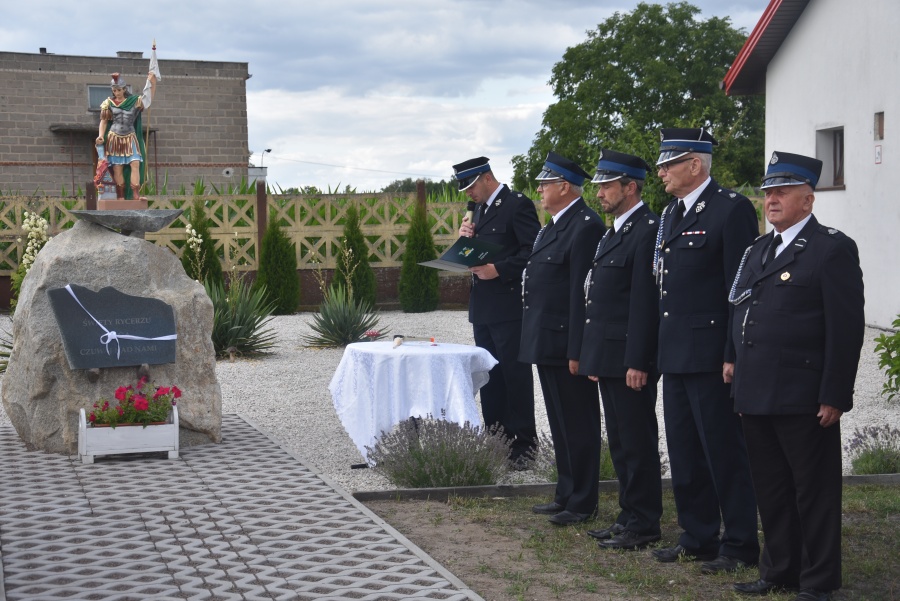 Druhowie ufundowali pomnik swojego patrona. Święty Florian stanął na placu obok remizy