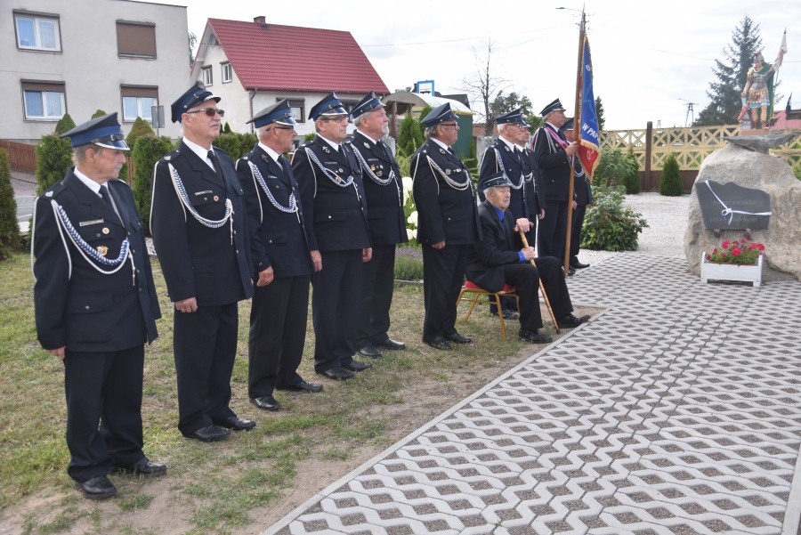 Druhowie ufundowali pomnik swojego patrona. Święty Florian stanął na placu obok remizy
