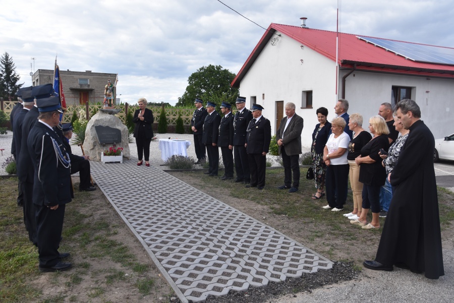 Druhowie ufundowali pomnik swojego patrona. Święty Florian stanął na placu obok remizy